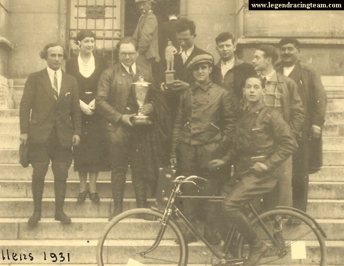 Course de côte de Doullens en 1931. Louis Delmotte est assis sur le vélo qu'il vient de gagner.