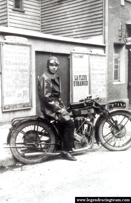 Cette photo et les photos des deux pages suivantes ont été vraisemblablement prise au cours de l'année 1927. La moto est une Monet-Goyon à moteur MAG double échappement.