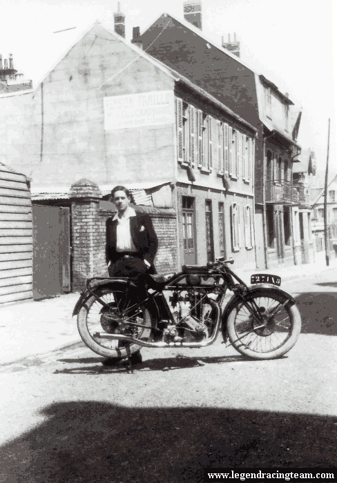 Cette photo a été vraisemblablement prise au cours de l'année 1927. La moto est une Monet-Goyon à moteur MAG double échappement.