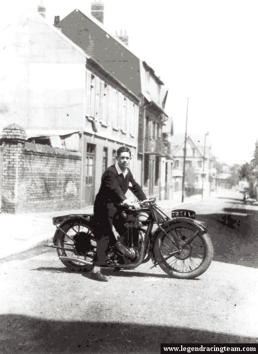 Cette photo a été vraisemblablement prise au cours de l'année 1927. La moto est une Monet-Goyon à moteur MAG double échappement.