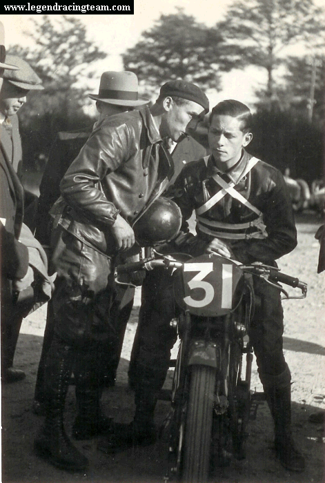 Louis Delmotte attentif à ce qui semble être un secret dans le parc à coureurs de Montlhéry.