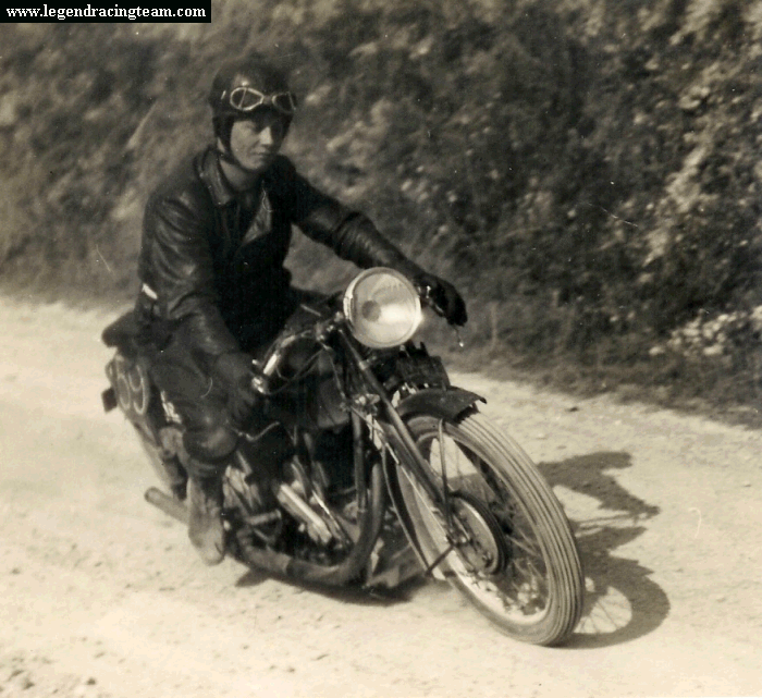Bernard Delmotte nous a confirmé que cette photo n'avait été prise que pour frimer. En fait, Louis Delmotte roule doucement sur chemin près de chez lui.