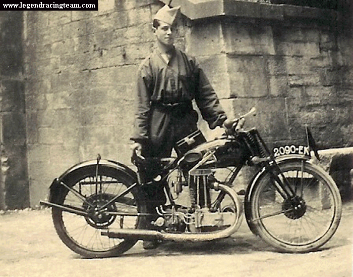 Louis Delmotte au Service Militaire au cours de l'année 1924. La moto est une 350 AJS.