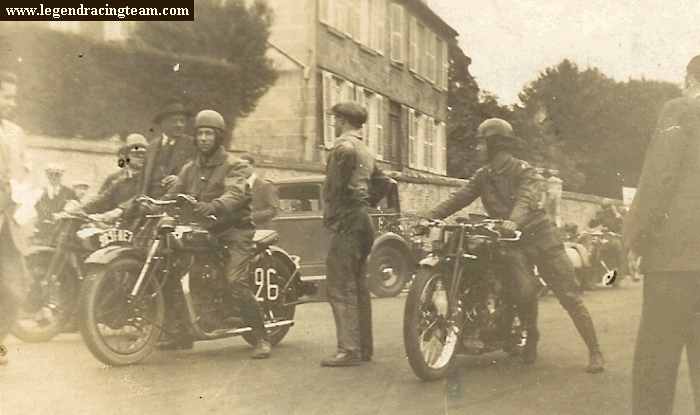 Départ de course de côte . Cette photo a été prise en pré-grille. D'après Bernard Delmotte, le pilote qui accompagne son père pourrait être Debaisieux.