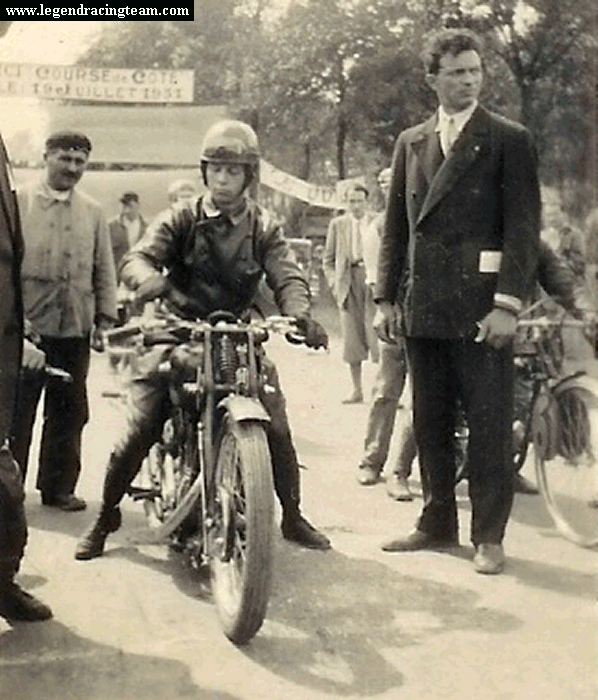 Comme on peut le voir en arrière plan, cette photo a été prise au cours d'une course de côte organisée le 15 ou le 19 juillet 1931.