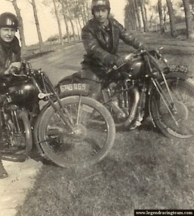 Louis Delmotte en compagnie du futur acheteur de sa moto. Ils avaient décidé d'échanger leurs motos et donc pour concrétiser la chose ils décidèrent de faire une virée pendant laquelle plusieurs photos ont été prises. Les motos étaient une AJS et une Monet-Goyon.