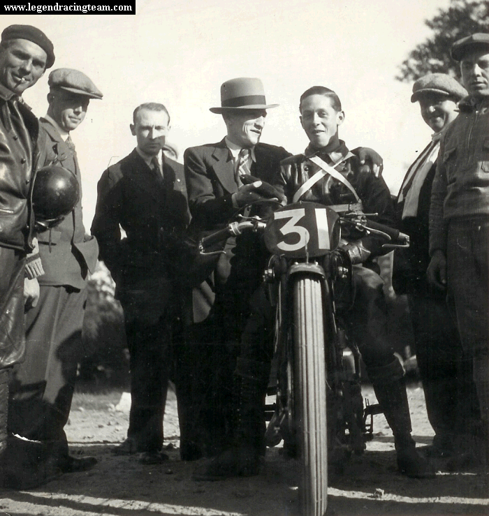 Louis Delmotte au cours du Grand Prix de France 1931. Il semblerait que la personne qui le félicite fut Fred Lipmann, créateur des montres Lip. Fred Lipmann fut, également un amateur éclairé du sport motocycliste. N'hésitez pas à me contacter pour corriger le commentaire.