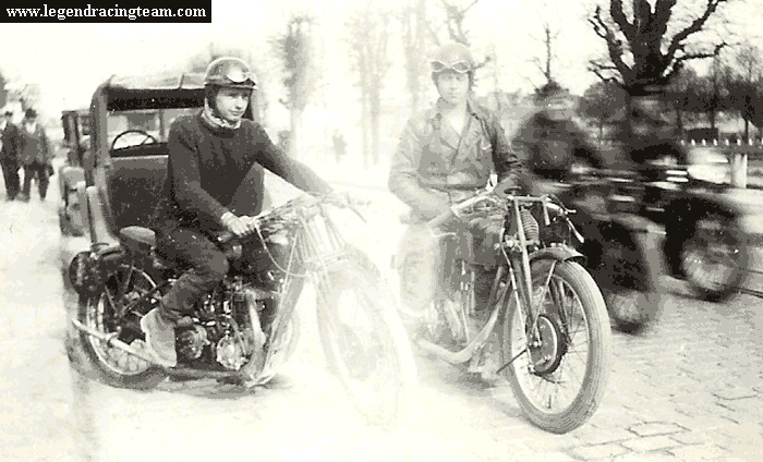 Louis Delmotte assis sur une Motosacoche aux alentours du siège du Motocyclub de France crée en 1903. Bernard Delmotte poussa la précision jusqu'à rajouter que cette photo fut prise au 77 Boulevard Perreire.