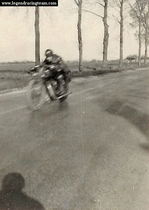 Louis Delmotte en pleine vitesse au cours de l'essai de sa future moto. Voir la photo N° 26 pour plus de renseignements.
