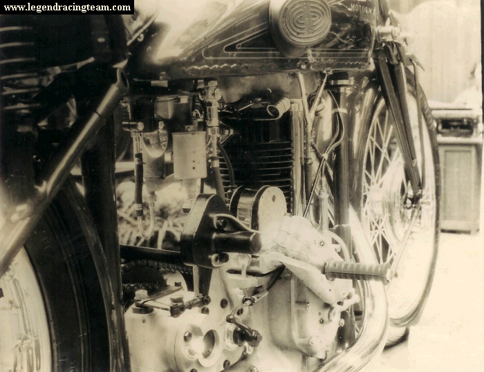 Moteur de la Motosacoche D 50 qui fonctionnait au carburant national.