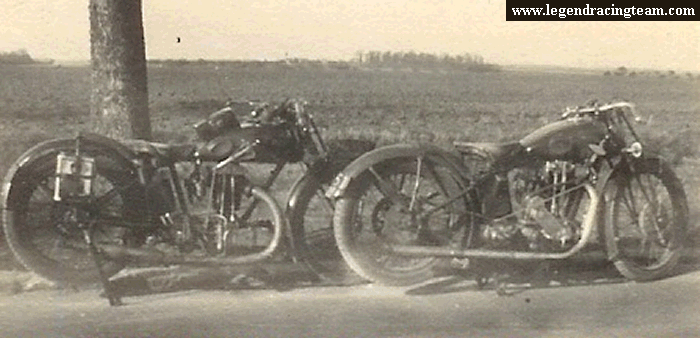 Bernard Delmotte n'a aucune info sur cette photo. S'il y en a parmi vous qui peuvent nous venir en aide, n'hésitez pas à me contacter. Il semblerait que la moto de gauche soit une AJS et celle de droite une Motosacoche.