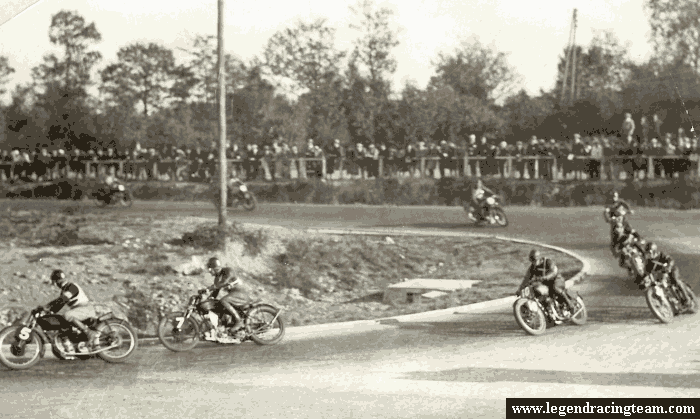 Grand Prix de France à Montlhéry en 1931. Louis Delmotte porte le numéro 31. Il se trouve à droite sur la photo et c'est celui qui a une trajectoire un peu excentrée par rapport aux autres.