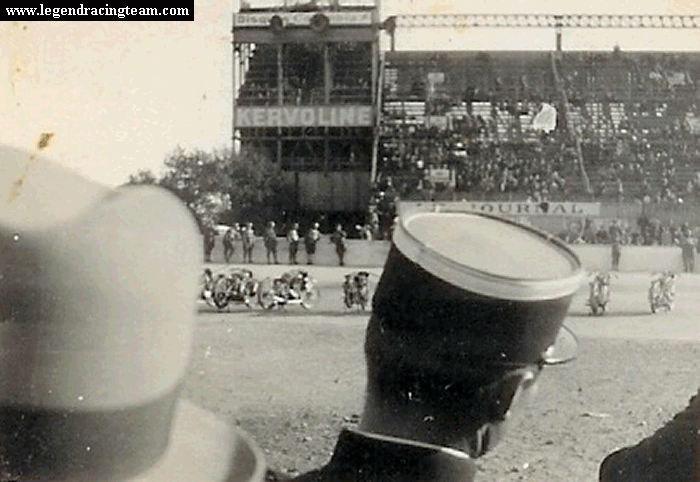 Magnifique gros plan d'un képi d'un des gendarmes présents au Grand Prix de France 1931 à Montlhéry. Appréciez, ils ont à peine changé avec le temps.