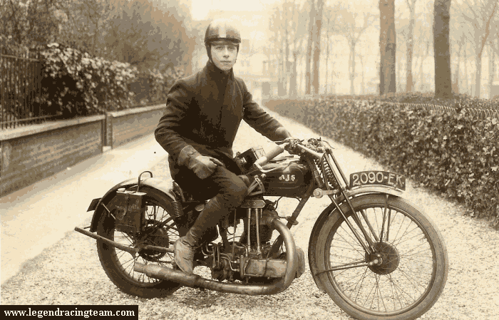 Les souvenirs du fils restent un peu confus mais cette photo, comme celle de la page suivante, fut vraisemblablement prise à Paris. La moto est une AJS 350 « Big Port ».