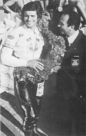 Giacomo Agostini avec le représentant Italien de la Fédération Internationale de Moto.