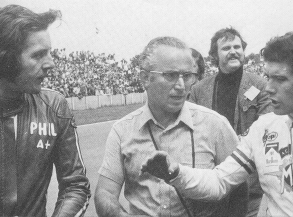 Assen 1973: Agostini en compagnie de Phil Read et, au centre, Arturo Magni, responsable du service course chez MV.
