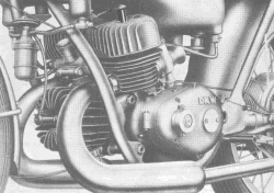 Veduta d'insieme dello stesso motore ; in evidenza la camere di espansione degli scarichi.
