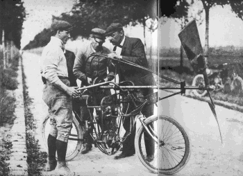 Premiers essais d'hélice sur une motocyclette en 1906.
