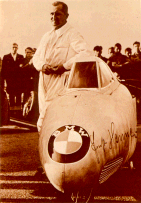 L'un des plus prestigieux recordmans, l'Allemand Ernst Henne, sur sa BMW bicylindre carénée. C'est sur cette moto qu'il devint le pilote le plus rapide sur deux roues en 1929.