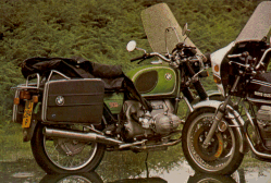 Voici réunis deux modèles de grande classe, la BMW de 900 cc pour l'Allemagne et la Moto Guzzi de 850 cc pour l'Italie. Comme la BMW, la Moto Guzzi est équipée d'un démarreur électrique ; son moteur était conçu à l'origine pour une petite voiture.