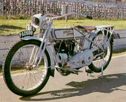 1914: le moteur était déjà un bicylindre disposé en V, permettant une grande vitesse sans que le moteur soit trop sollicité.
