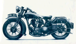 Construite à l'origine pour être utilisée avec un side-car, cette BSA bicylindre en V possède un moteur de 500 cc à soupapes en tête. Fabriquée en 1935, elle avait des ressorts de soupapes non protégés ; une protection était adaptée à la bouche du carburateur.