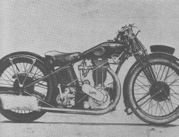 First of the redesigned Ariel range: the two-port 497 cc model of 1927, offered at £50 and claimed to be capable of 90 m.p.h. when specially tuned. Saddle-tanks became the fashion.