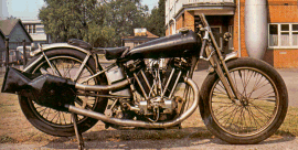 Brough Superior qui détint le record du circuit de Brooklands.