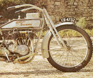 La Harley-Davidson de 1915, à deux cylindres en V est caractéristique des routières de cylindrée importante construites aux USA.