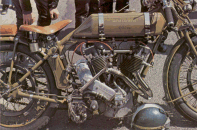 Machine de course à grosse cylindrée construite en Suisse par Moto-sacoche, équipée d'un moteur de 1000 cc à deux cylindres en V.