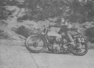 Georges Monneret sur 1000 cm3 battant le record de la Côte Lapize à Montlhéry.