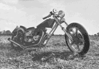 Les choppers sont une invention anglo-saxone des années 60. Ils sont toujours très en vogue aux Etats-Unis mais connaissent en Europe un succès confidentiel. (Moto Revue)