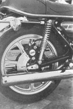 Exemple d'un équipement moderne: roues en alliage léger à bâtons, frein à disques à commande hydraulique. (Moto Revue)