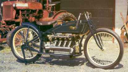 L'ACE XP4 replica de 1923 appartient à la préhistoire ou presque. Réduite à la plus simple expression de la motocyclette, cet engin était tout de même capable de rouler à plus de 200 km/h.