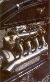Le gros quatre cylindres en ligne de 1229 cm³ possède une admission par soupapes culbutées et un échappement à soupapes latérales. C'est dire que la rangée de soupapes d'admission est placée au dessus de celle des soupapes d'échappement, du même côté du moteur et face à face. L'alimentation se fait par le carburateur emmanché d'un long collecteur (à gauche). En dessous, on voit les quatre bougies, et encore en dessous le gros collecteur d'échappement.