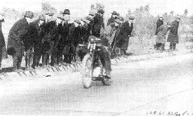 Cette photo historique a été prise le 19 novembre 1923, lorsque Red Wolverton atteignit 207 km/h sur le Roosevelt Boulevard de Philadelphie.