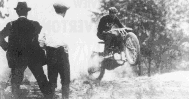 Red Wolverton vainqueur du Hill Climb de Lancaster (Pennsylvanie) en 1923, avec la XP4. C'est bien la même moto !