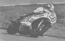 Marco Lucchinelli sur la 750 Yamaha que lui avait prêté Armando Torraca, a fait preuve d'une audace peu commune autant sur le plan pilotage que sur le plan ravitaillement. La limite fut souvent proche, mais la victoire était au bout.