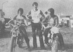 Les trois leaders du classement provisoire du championnat 750 cm3: de gauche à droite Steve Baker, Christian Sarron et Hubert Rigal. Quelques heures après que cette photo ait été prise, Rigal était dépossédé de la troisième place par Lucchinelli.
