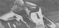 Steve Baker a été trahi par la consommation excessive de sa Yamaha d'usine. Pourtant à Assen il était bien le plus rapide, comme le prouvent ses deux meilleurs temps réalisés dans les deux manches.
