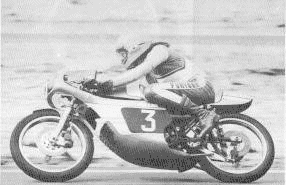 Michel Balloche, pilote officiel motobécane, au guidon de la première version de la 125 en 1975.