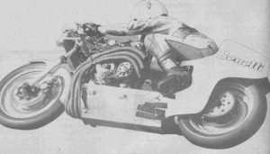 Après avoir aligné ses propres machines en vitesse 125 cm3 ainsi que des Guzzi au Bol et au Tour de France, Motobécane franchi un pas de plus en compétition en engageant des six cylindres Benelli au Bol. Ce pourrait bien être le début d'un effort d'envergure en endurance.