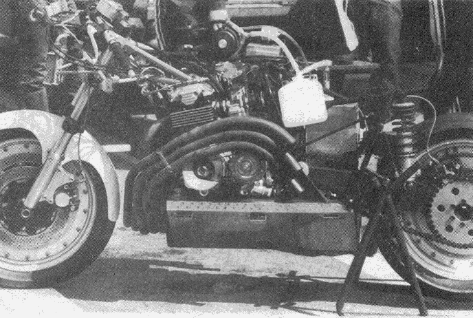 Le châssis de la R 9OO/77 est du type coque auto porteur. Il pèse 7 kg y compris le bras oscillant.
