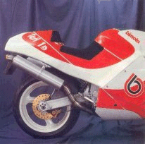 La Bimota Tesi vendue depuis 1990 se singularise, elle aussi, par une partie-cycle originale sans fourche avant et avec un cadre de type Omega auquel ressemble beaucoup celui de la Yamaha 1000 GTS.