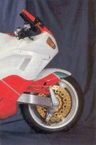 La Bimota Tesi vendue depuis 1990 se singularise, elle aussi, par une partie-cycle originale sans fourche avant et avec un cadre de type Omega auquel ressemble beaucoup celui de la Yamaha 1000 GTS.