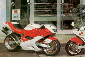 Photo de famille pour la Tesi dans ses deux versions. A côté de la ES, la SR paraitrait presque vieillote. Un comble pour une moto née il y a deux ans à peine.