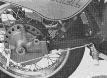 Particularité: le moyeu arrière a été déporté pour permettre le montage d'un gros slick, ce qui entraîne un décalage des roues avant et arrière de 3 cm.
