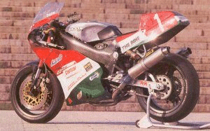 La Brain Ducati avec cadre carbone et moteur 900 SS constitue un exemple concret de l'ingéniosité et du dynamisme des écuries de course Nippones.