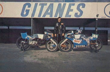Hervé Guilleux pose entre les versions 250 et 350 de la But. La moto enfantée par Eric Offenstadt n'a peut-être pas connu la carrière qu'elle aurait méritée.
