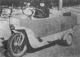 Variante du Monotrace 1923 avec volant, carrosserie, portes, stabilisateurs latéraux et marchepieds: difficile d'aller plus loin.
